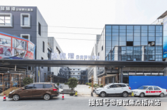 能包含共享会议室、演厅、休闲区等公共
